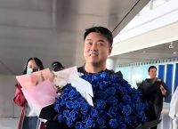 王皓儿子带鲜花接机爸爸,王皓儿子带鲜花接机爸爸是谁