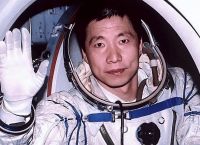 第一个飞向太空的宇航员,第一个飞向太空的宇航员英语