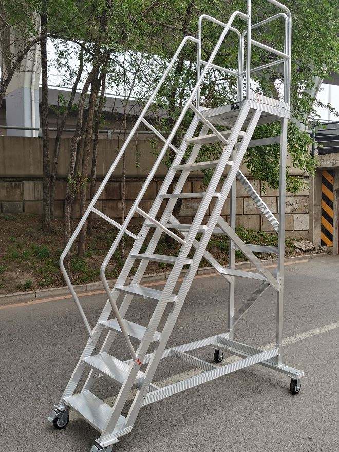梯子工作时与地面斜角度为,在梯子上工作时 梯与地面的斜度